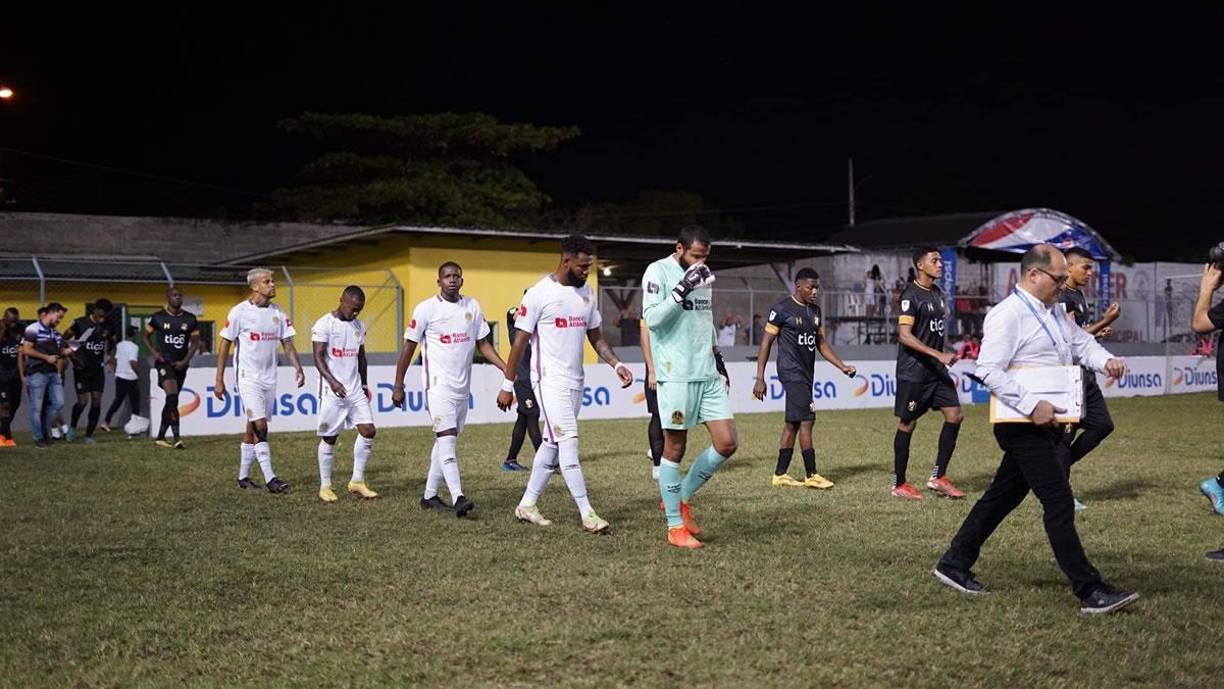 Jugadores del Olimpia y Honduras Progreso saliendo a la cancha del estadio Humberto Micheletti para el inicio del partido. 