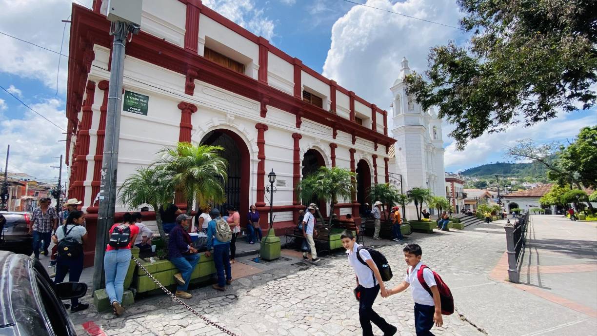Los edificios históricos de Santa Rosa de Copán se alzan majestuosos como los más antiguos testigos de una arquitectura centenaria que ha sobrevivido al paso de los años.