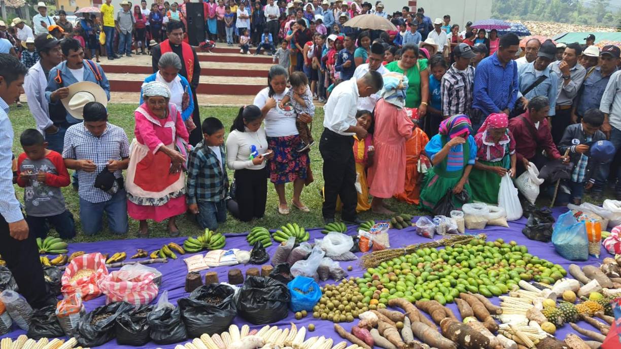 Los pobladores de Santa Cruz conmemoran cada año la fiesta de primicias. Realizan un altar en las afueras de la iglesia y al pie de la cruz llevando un poco de lo cosechado en el año anterior, para que pueda ser bendecida la cosecha del año actual. Guineos, mangos, maíz, piñas, granos básicos y otros productos del sector son ofrendados.