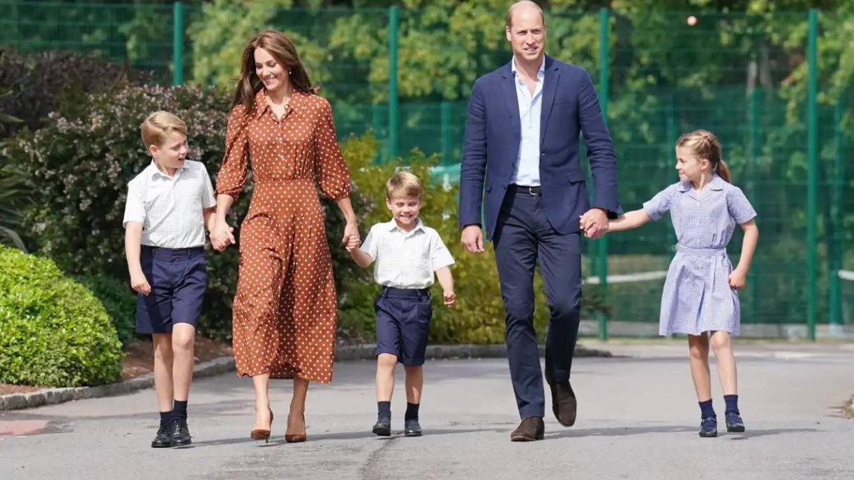 Kate Middleton, asegura Jobson, ha sido una “influencia tranquilizante y pacifista” para toda la familia real. En concreto, le ha ayudado a Guillermo a tener una mejor relación que la que tenía con su padre en el pasado. 