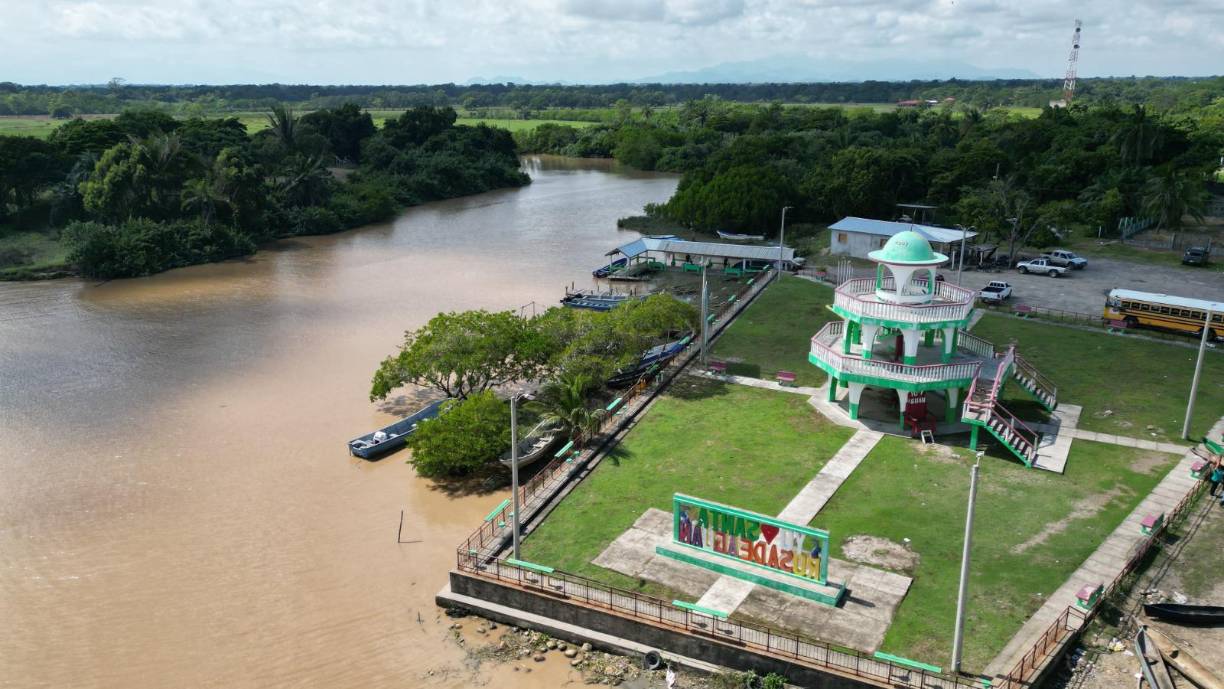 Sectores como Villa Hermosa quedaron sumergidos bajo el agua, afectando cientos de viviendas y cultivos.