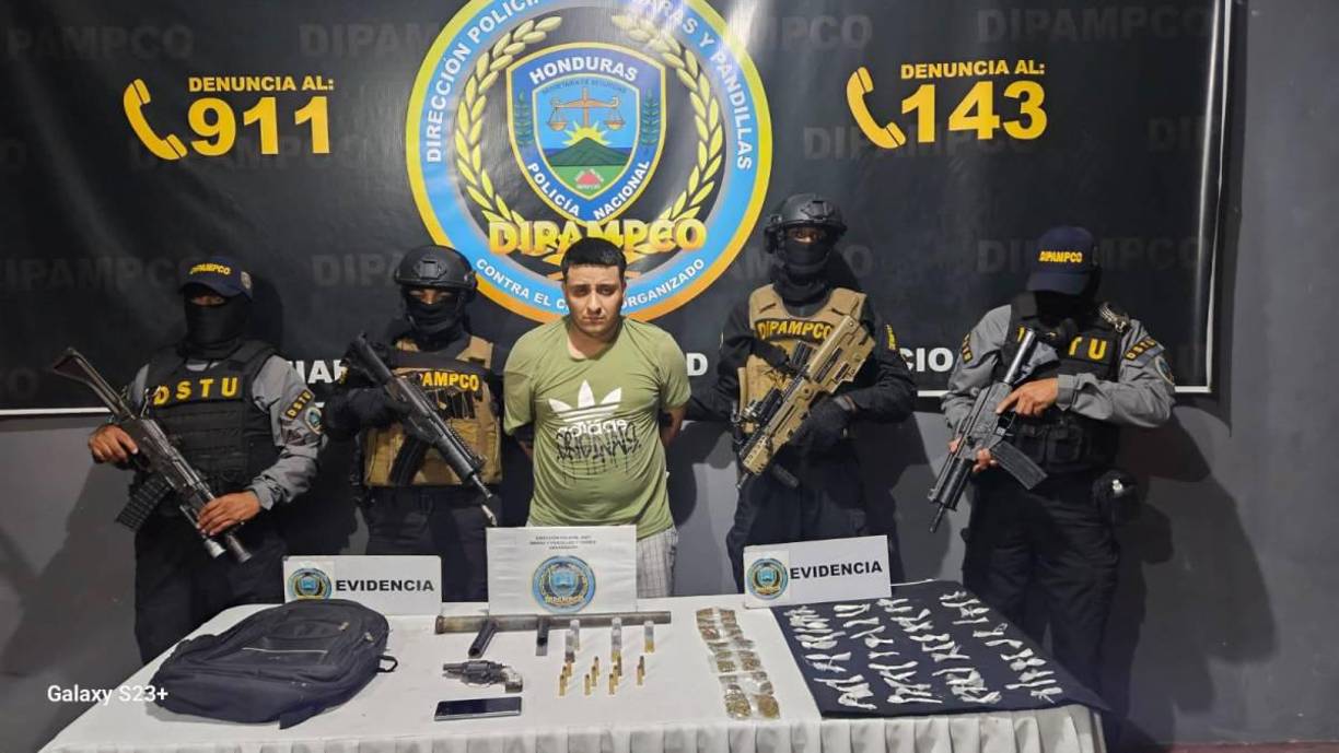 Al momento de su captura la policía le decomisó una arma de fuego, una chimba y droga.