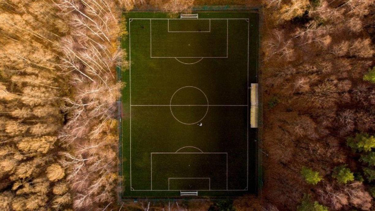 Esta cancha está ubicada en Moscú (Rusia) en medio de un bosque de dicha ciudad. El recinto se encuentra perdido entre una frondosa arboleda.