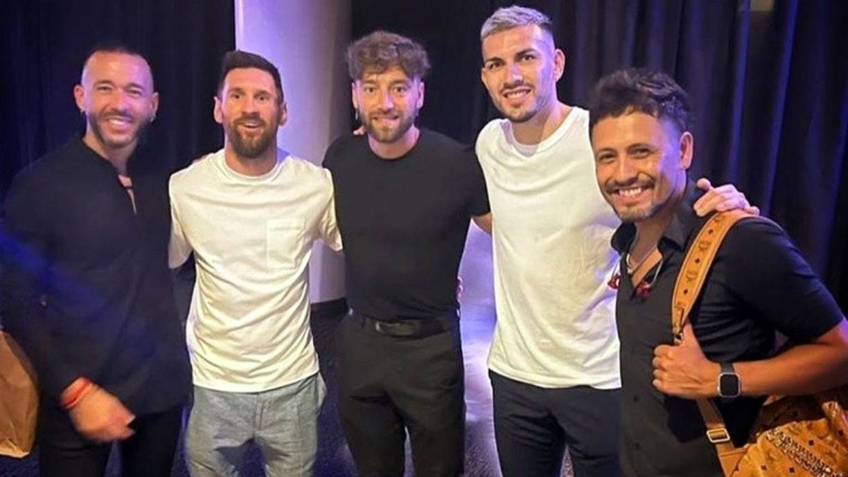 Lionel Messi y Leandro Paredes posando con los integrantes de La Konga.