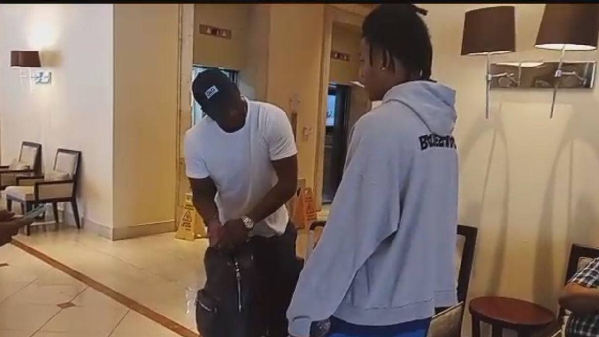 David Suazo fue captado en uno de los principales y famosos hoteles de la ciudad de San Pedro Sula. El ‘Rey’ vino acompañado de su hijo mayor.