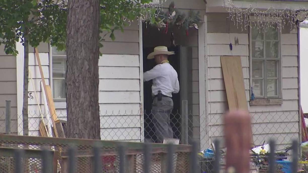 Por su parte, la Fiscalía del Condado San jacinto terció en la discusión: “Hay muchos rumores que se están escuchando y no estamos seguro sobre qué es verdad y qué no lo es”, dijo el vicefiscal Rob Fryer al referirse a las presuntas circunstancias anteriores a la masacre ocurrida el pasado 28 de abril.