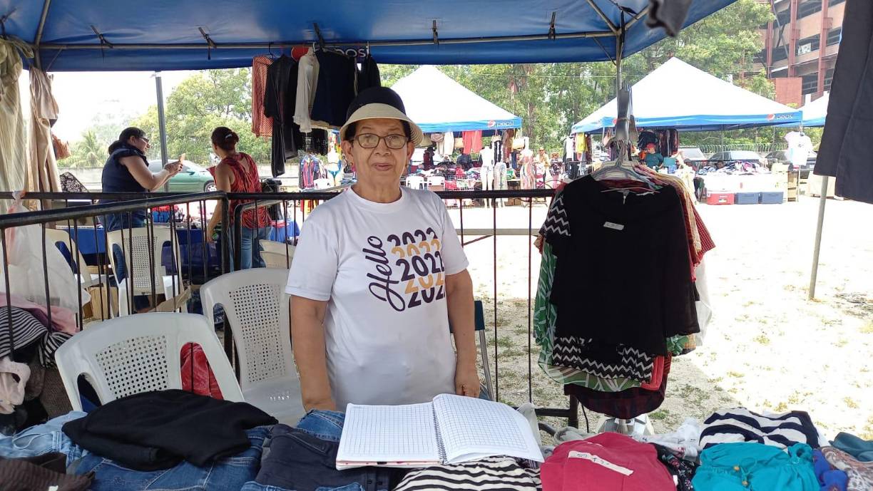 Lilian Galeas, venta de ropa.