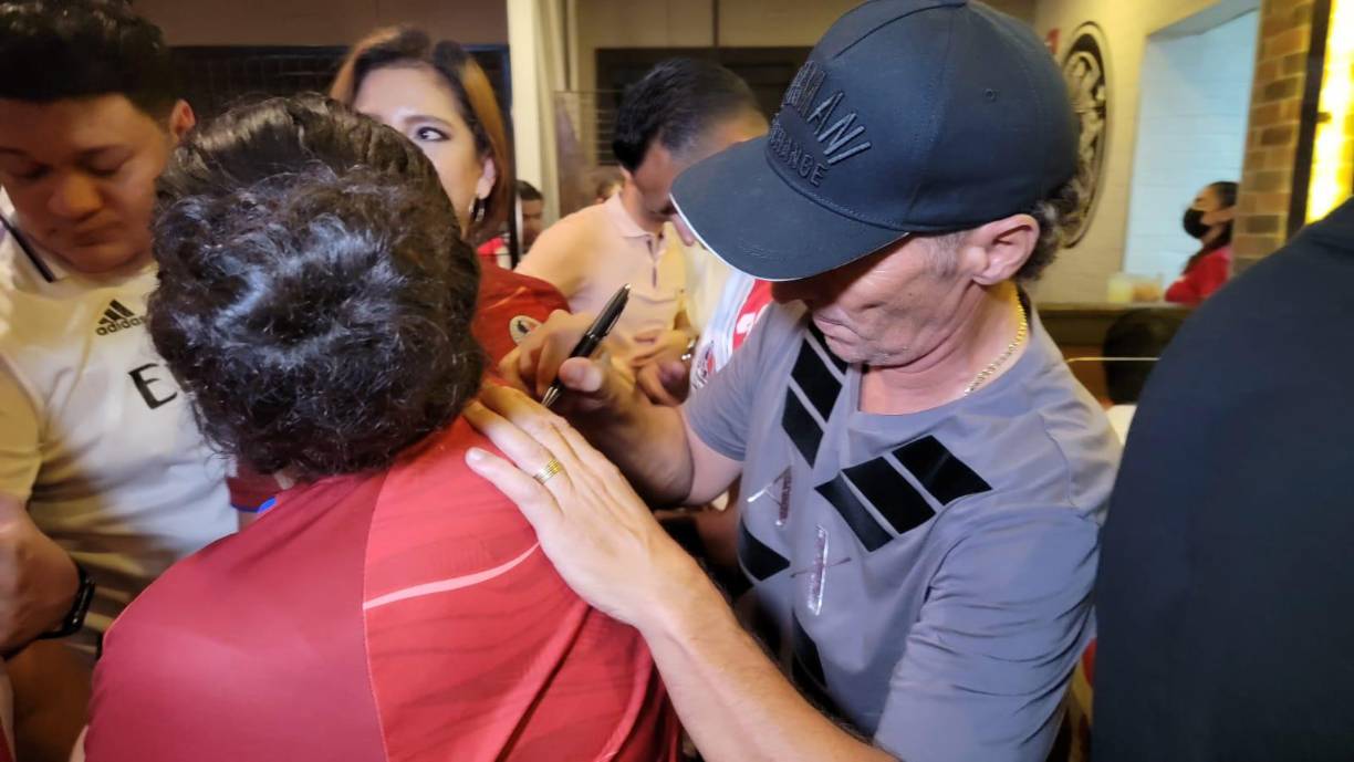 Pedro Troglio regaló varios autógrafos .