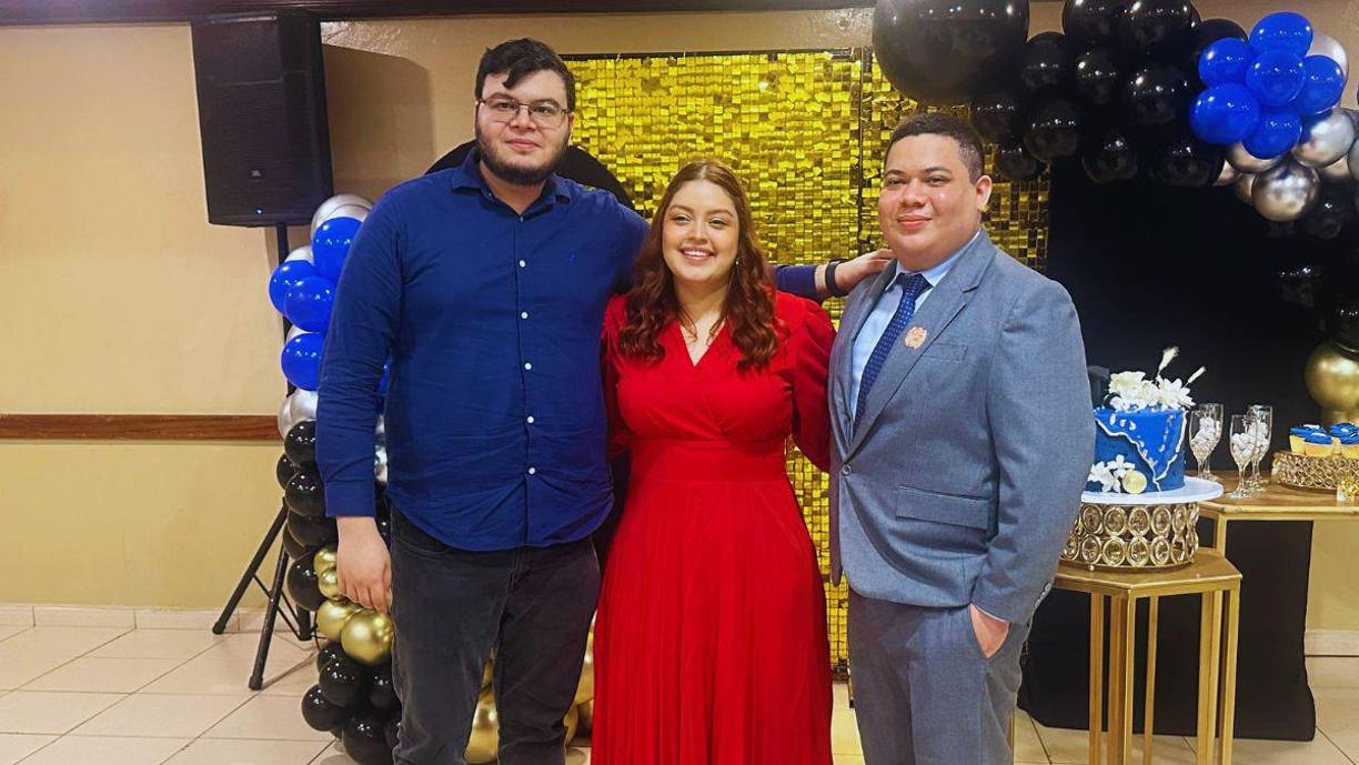 Jasser Lozano y Daniela Guardado junto a Alejandro Machado