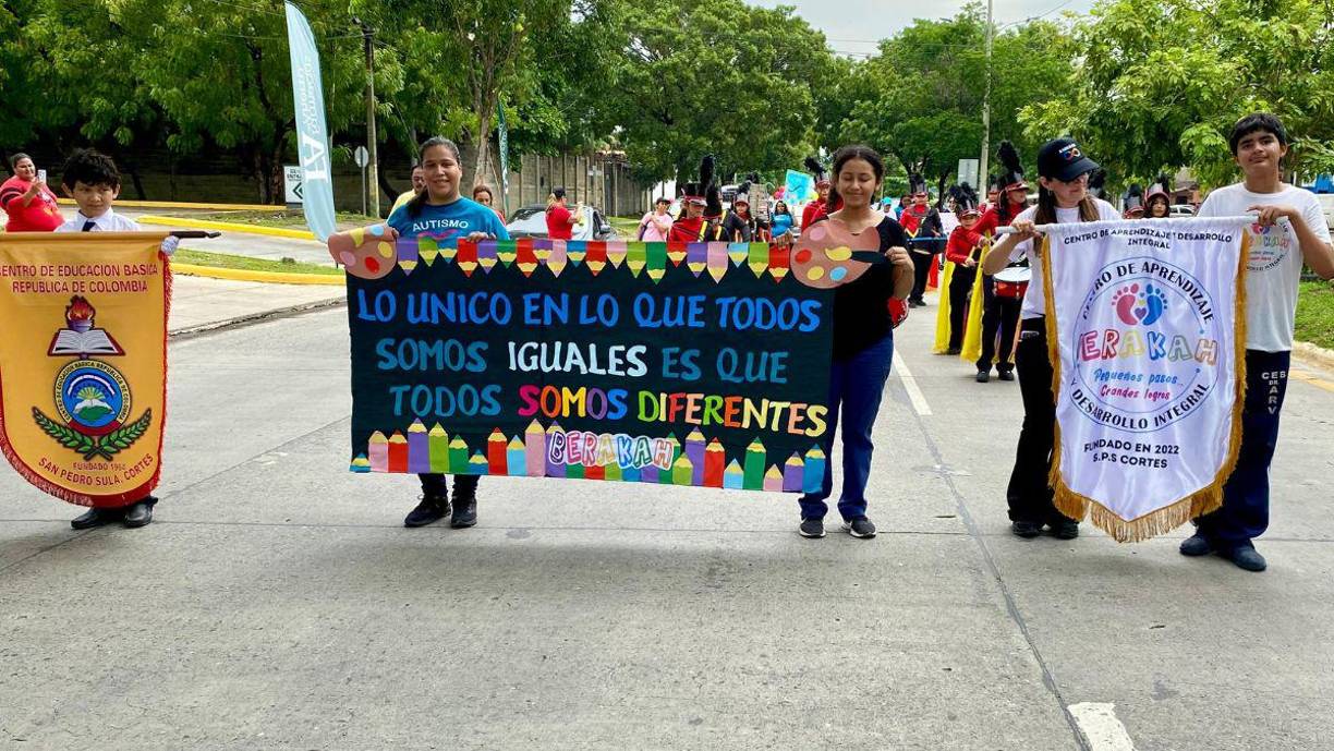 4) Las personas con autismo pueden tener dificultades para comunicarse verbal y no verbalmente. Esto incluye problemas para entender el lenguaje corporal, las expresiones faciales y el tono de voz.