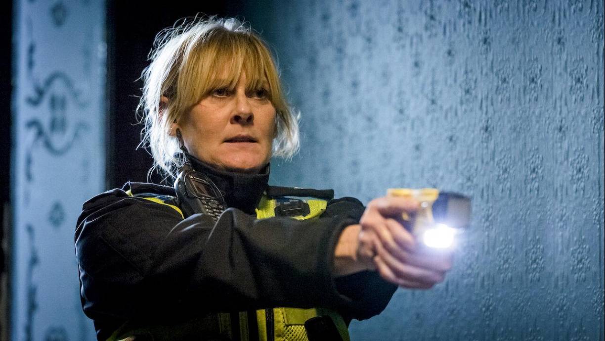 ‘Happy Valley’ es un ejemplo de impecable factura británica en una serie de policías en la campiña inglesa con un reparto espectacular encabezado por Sarah Lancashire y Siobhan Finneran, que durante tres temporadas emitidas en 2014, 2016 y 2023 han llevado a las televisiones de medio mundo una historia real en la que nada es blanco y negro, es decir, la vida misma.