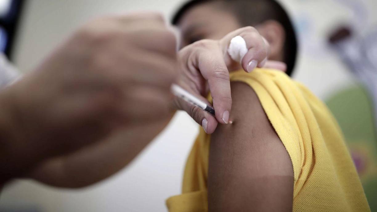 La vacunación es una de las formas más efectivas de prevenir la viruela del mono. La vacuna contra la viruela humana ha demostrado ser eficaz para proteger contra este virus. Consulta a un profesional de salud si crees estar en riesgo.