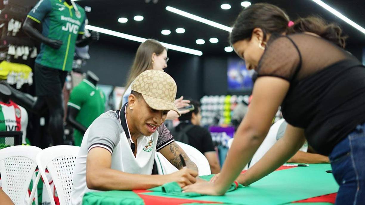 Selvin Guevara firmando la camiseta de esta aficionada del Marathón.