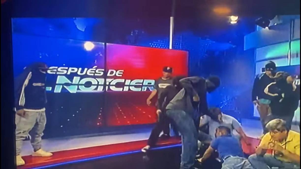 “Por favor, entraron a matarnos”, escribió a un periodista de la AFP una de las personas que estaba adentro del canal durante el ataque.