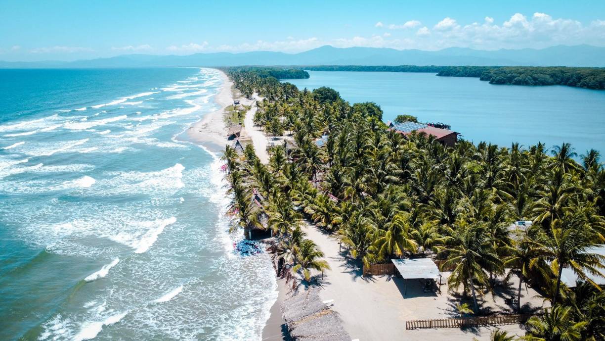Así es la laguna de Los Micos desde el aire. Es un lugar apacible, lleno de aves migratorias, manglares, lagartos y muchísimas maravillas naturales por descubrir. 