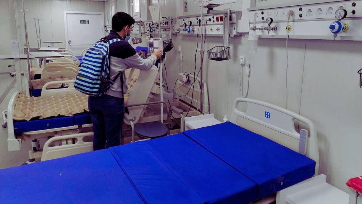 <b>El hospital móvil llegó a la ciudad de Danlí, El Paraíso el 18 de febrero del 2021, sin embargo, hasta la fecha sigue sin funcionar. En el Hospital Gabriela Alvarado pedían que allí se instalaran los quirófanos, pero requerían mínimo de L15 millones para para contratar personal. En su lugar, esta unidad fue cedida para que sea centro asistencial en alguna cárcel de máxima seguridad. Eso no se ha concretado.</b>