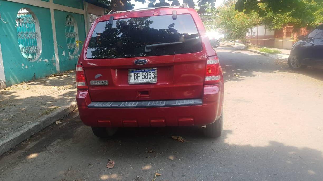 Camioneta Ford Escape que fue abandonada después de cometer del atraco al autolote.