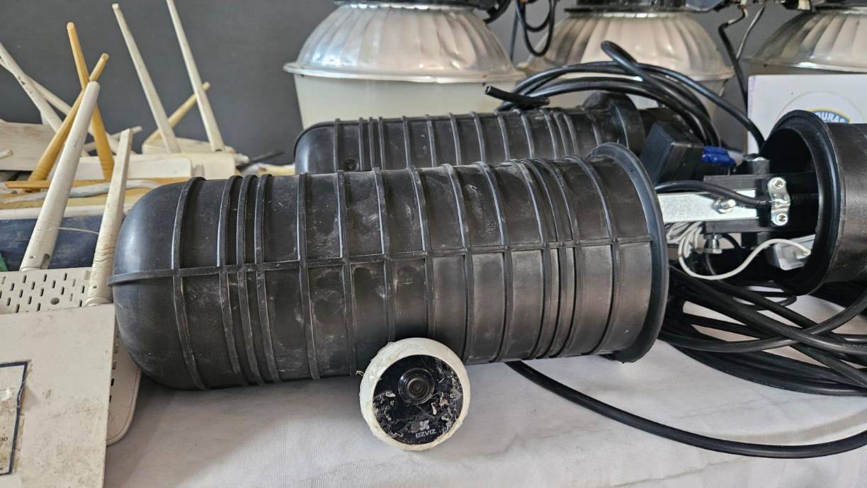 Este sistema de vigilancia se encuentra camuflado dentro de lámparas del sistema eléctrico y sistemas de Internet. 