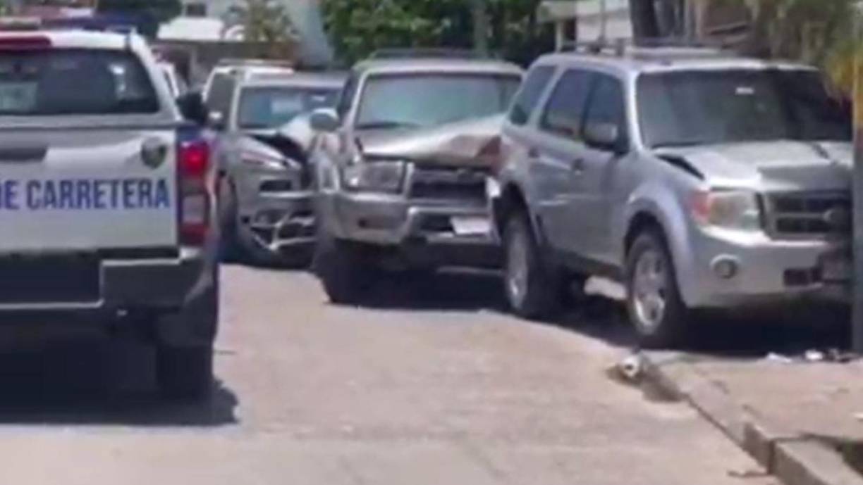 Después de que este impactara en la parte de trasera de un vehículo que se encontraba estacionado, salió corriendo, peros agentes policiales lograron detenerlo.