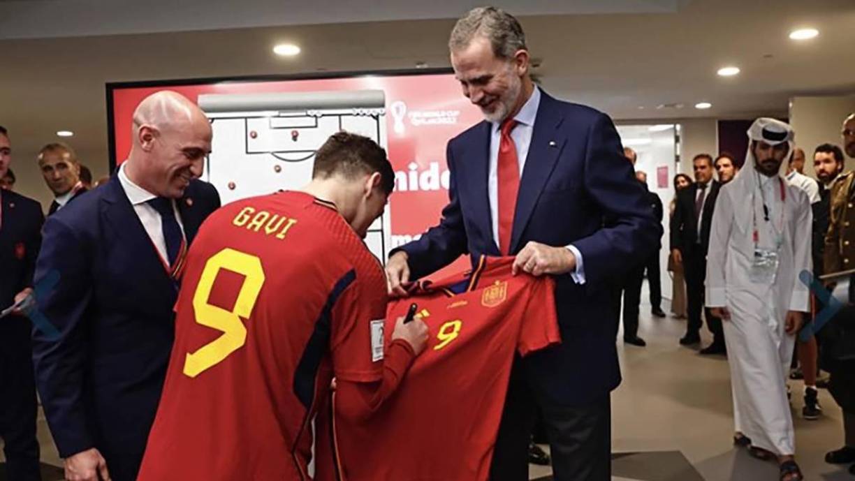 Esto luego de que el futbolista tuviera varios gestos con ella durante sus partidos e incluso un encuentro que tuvo con el mismísimo Rey de España, a quien se lo vio sonriente y cómodo con su compañía.
