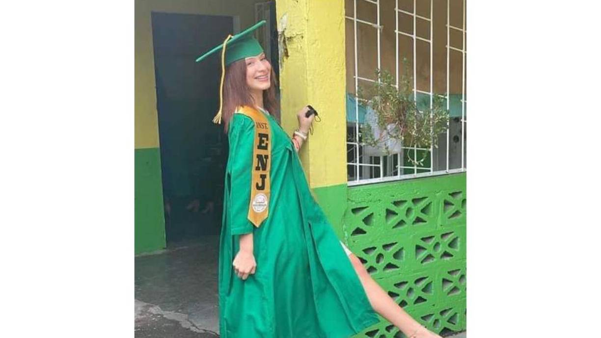 Recientemente había obtenido su título de educación secundaria.