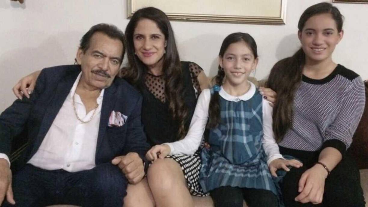 Asimismo, el cantante tuvo otras dos niñas con la cantante <b>Alina Espín, </b>ellas son Marcelina y Joana.