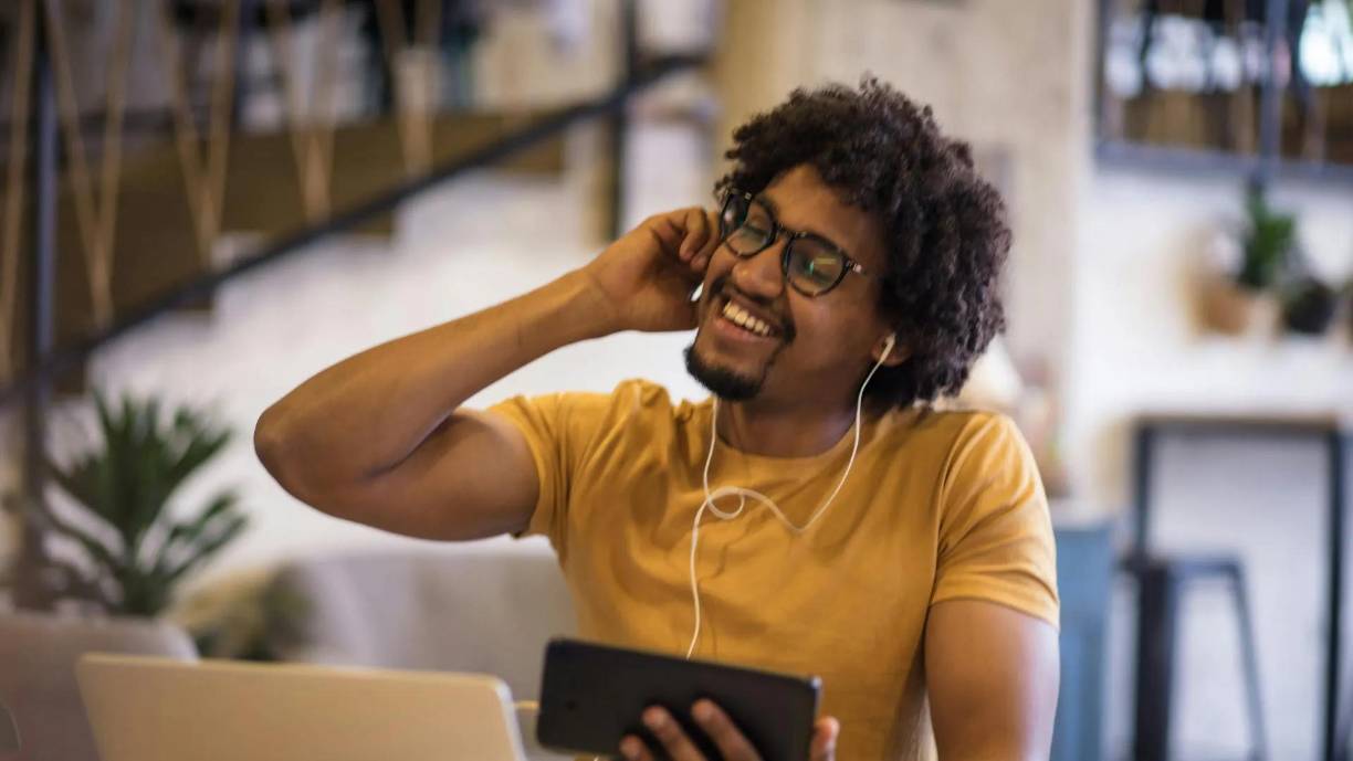 La digitalización y el auge del teletrabajo ofrecen un sinfín de oportunidades laborales para aquellas personas que tienen un alto nivel de inglés, que no solo tienen más facilidades para acceder al mundo laboral, sino también para acceder a puestos de trabajo de mayor responsabilidad y mejor remunerados, sin necesidad de trabajar en una oficina tradicional ni tener que depender de horarios estrictos.
