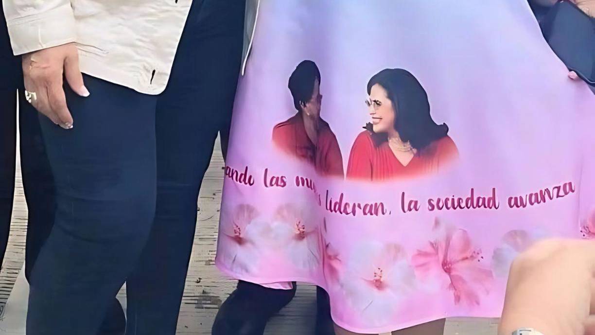 Rostros de Xiomara Castro y Rixi Moncada en la falda de la gobernadora.