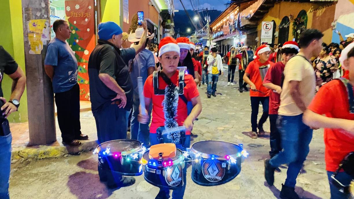 El ritmo del desfile estuvo a cargo de la música de la Banda de Guerra del Instituto G.V. I. Phoenix, que impregnó de alegría a los presentes con sus instrumentos decorados con luces navideñas. 