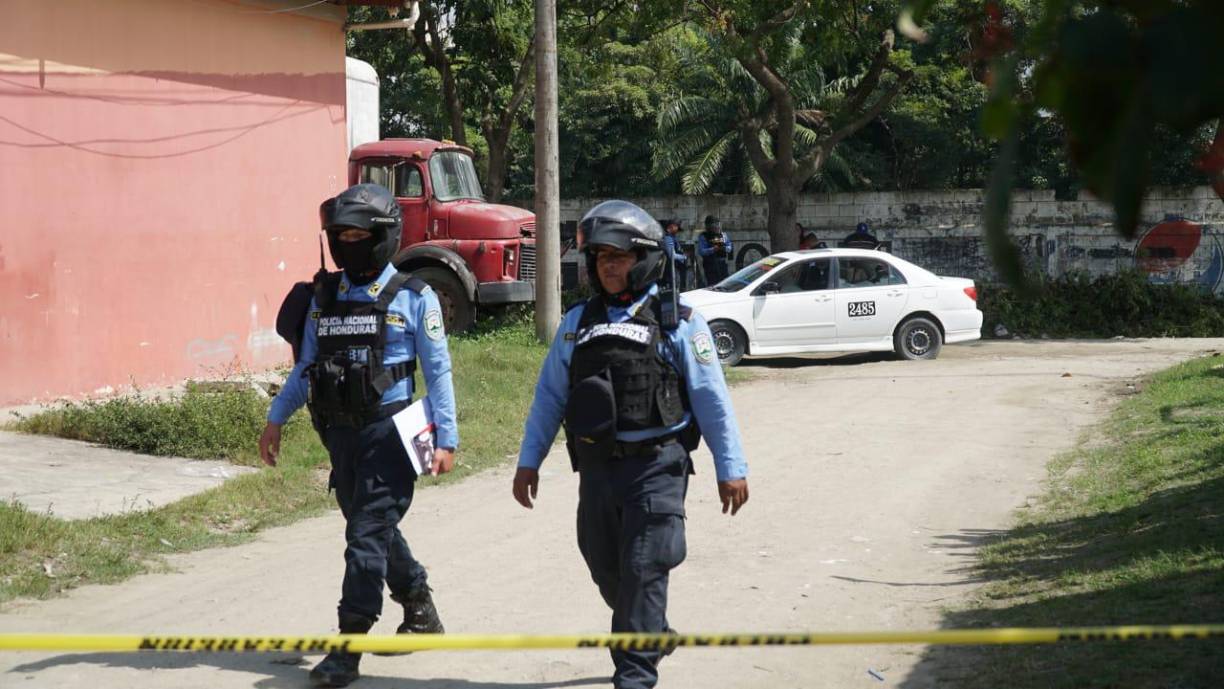 En un pasaje solitario e inhóspito de la colonia Honduras, en la periferia sampedrana, los asesinos detectaron la presencia de la víctima, un conductor de taxi que fue sorprendido por los balazos que sin mediar palabra dispararon los hombres.