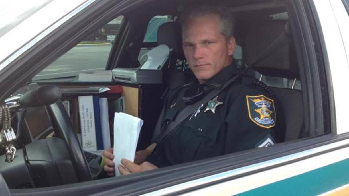 Los 8 minutos 22 segundos de la grabación de la cámara corporal dejan ver cómo ocurrió el procedimiento y la dificultad para comunicarse que tuvo el agente y el inmigrante por la diferencia de idiomas.