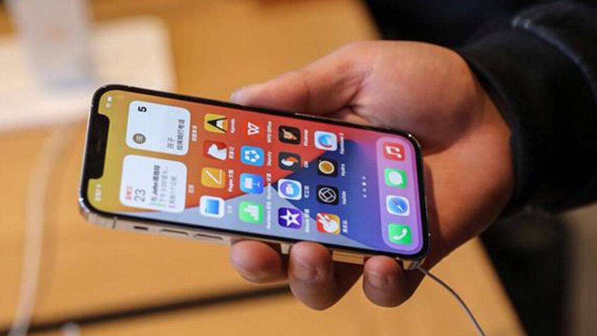 Una señal común de estafa es cuando el precio de un artículo parece demasiado bueno para ser cierto. Los estafadores suelen usar precios extremadamente bajos para atraer compradores. Antes de emocionarte, verifica el precio promedio del producto en el mercado y desconfía de ofertas irrealistas. ¡Recuerda! Lo barato puede salir muy caro.