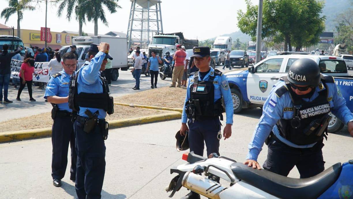Por más de dos hora estivo tomado un carril del bulevar del sur hasta que agentes de la Policía lograron persuadir para liberar la vía pública.