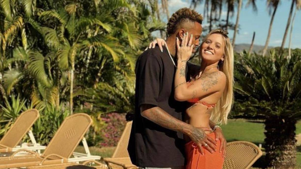 Hace unas semanas, varios medios destaparon que su noviazgo habría culminado, esto a casi un mes de haber publicado las fotos besándose con Cassia Lourenco, que confirmaban su nueva relación.