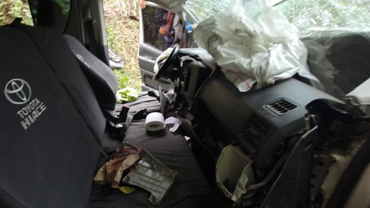 El conductor de la unidad de uno de los carros que participó en el accidente, quien no proporcionó su nombre, afirmó a medios de comunicación que el incidente ocurrió debido al mal estado de la carretera.