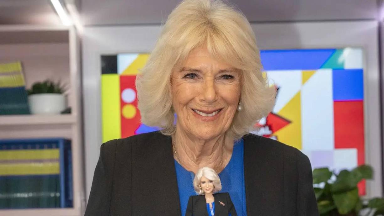 Birgitte Eva van Deurs Henrikse nació en Dinamarca pero comenzó a trabajar en la embajada danesa en Londres, donde conoció al príncipe Ricardo, segundo hijo de Enrique de Gloucester y nieto del rey Jorge V. 