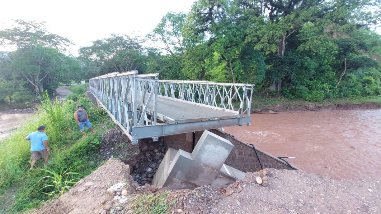 ¡Arriesgan sus vidas! Río destruye acceso a puente en Santa Bárbara y pobladores ingenian para cruzar