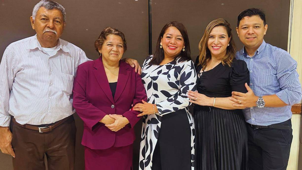 Alcides y Doris Quiroz, Jessica Figueroa junto a Glenda e Isaac Quiroz