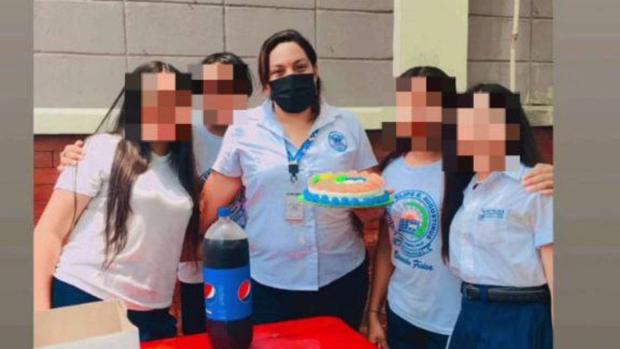 En sus redes sociales se observan fotografías en donde luce celebrando junto a los estudiantes, quienes le dejaban emotivos comentarios donde le expresaban su cariño.