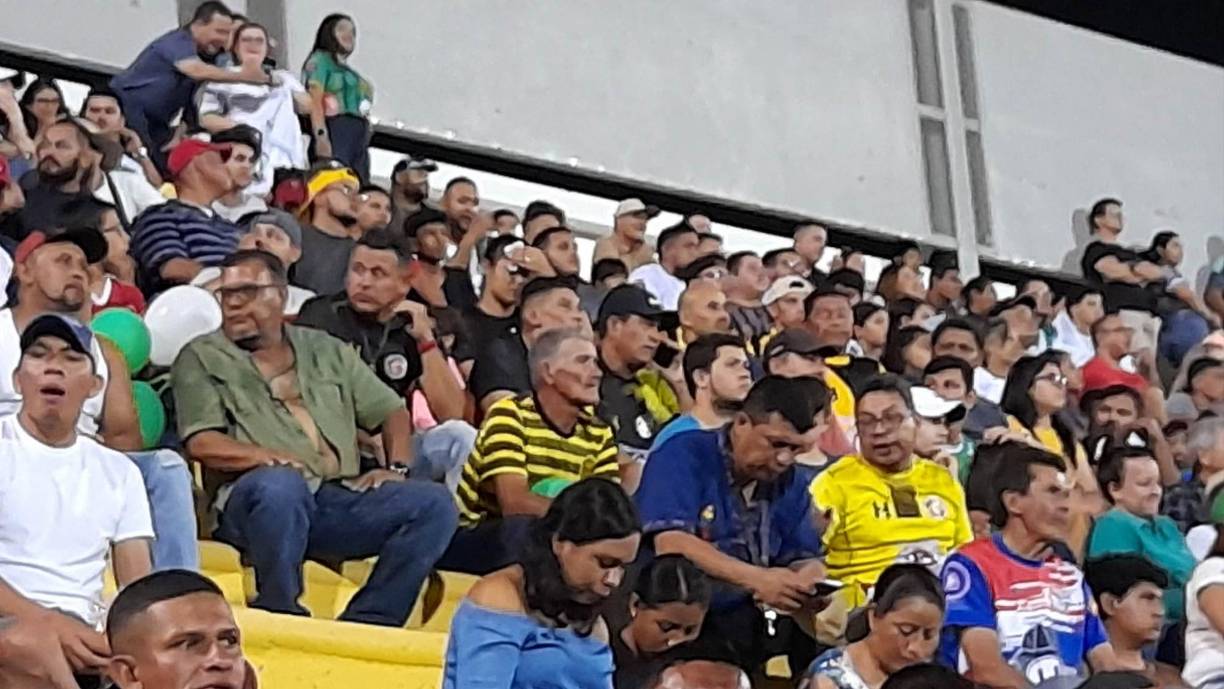 Desde la gradería y por teléfono dirigió Reynaldo Tilguath a sus jugadores de Génesis. El estratega está suspendido debido a su expulsión en el partido anterior.