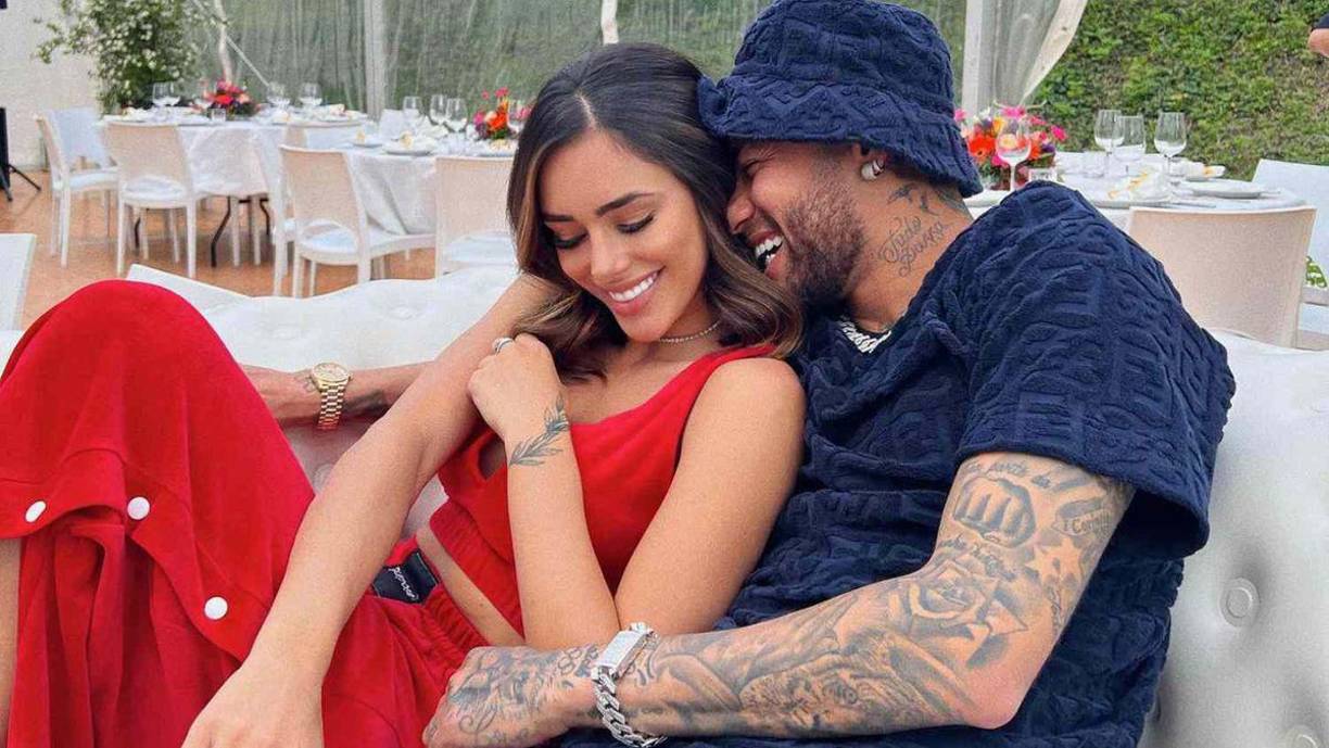 ”Neymar Jr tiene un acuerdo con su novia, Bruna Biancardi. Los dos han creado un acuerdo en el que las aventuras de él nunca se podrían hacer públicas”, informó la prensa de Brasil.