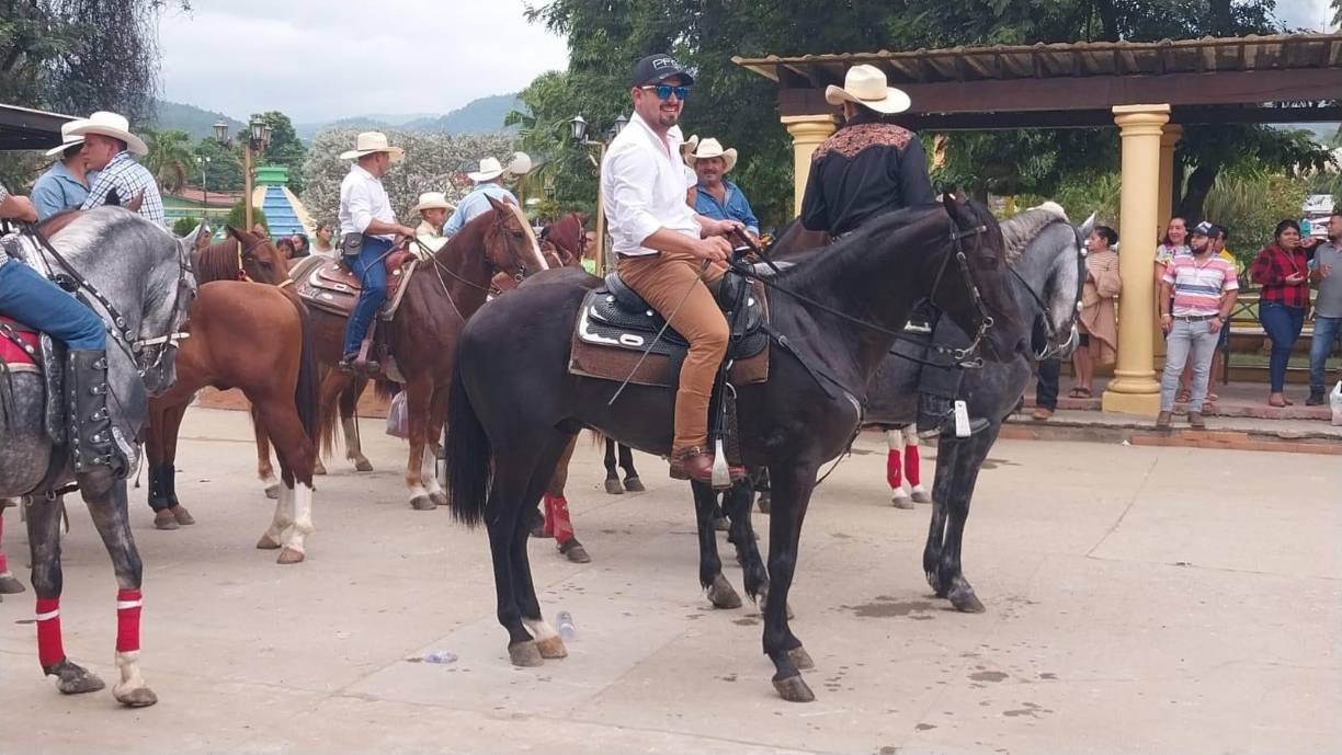 Desde horas muy tempranas, los azacualpenses abarrotaron el las calles del parque central para ser partícipes de este festividad tradicional y cultural de este pintoresco municipio.