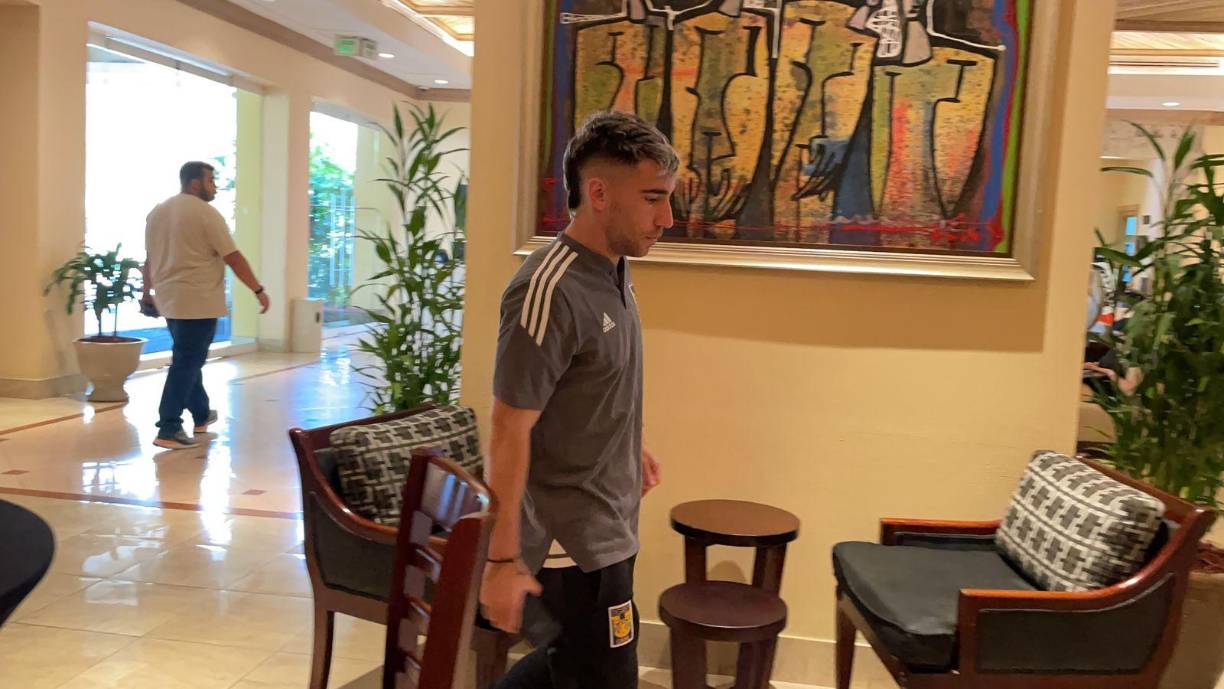 Momento en donde el uruguayo Fernando Gorriarán de los Tigres bajó al lobby del hotel donde se concentra el equipo mexicano. El cuadro azteca cuenta con su propia seguridad privada.