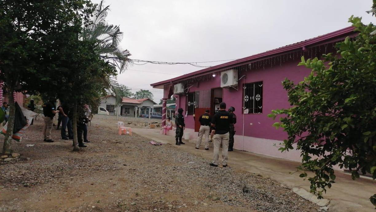 Además, se le investiga por supuestos nexos con el narcotráfico y presunto testaferro de los hermanos Javier y Devis Leonel Rivera Maradiaga, exlíderes del cartel hondureño de Los Cachiros, presos en Estados Unidos por cargos de tráfico de drogas.