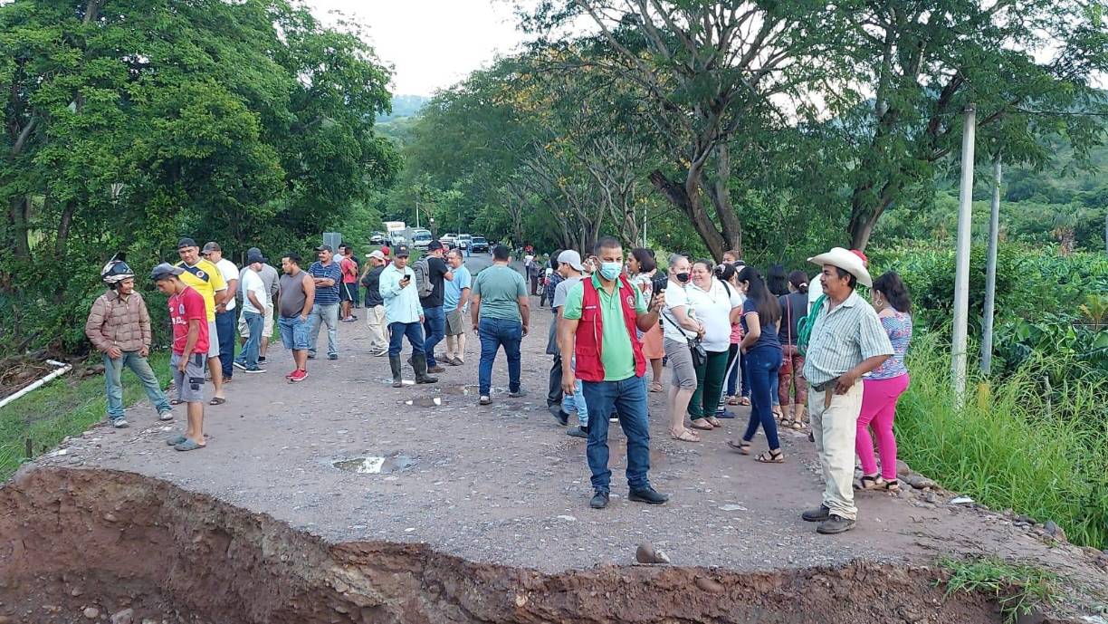 Cientos de pobladores no han podido trasladarse hacia sus empleos. 
