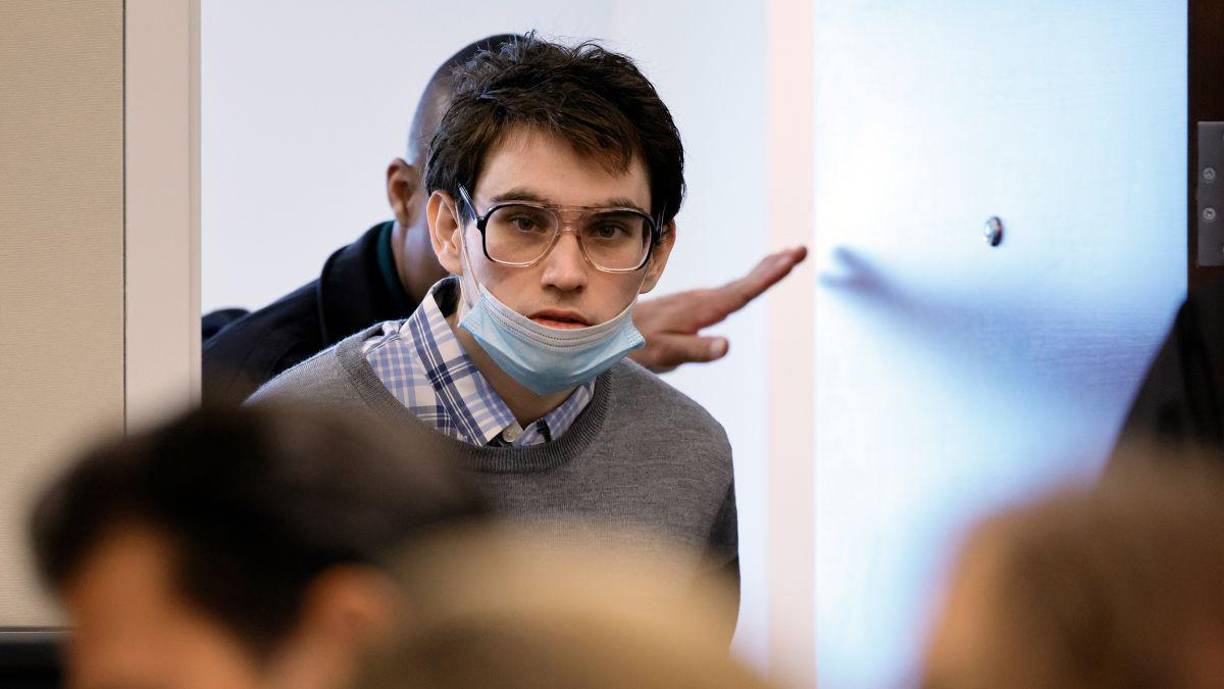 Anthony Borges, quien tenía 15 años en el momento del ataque, sufrió graves lesiones en la pierna y el torso, que requirieron más de una decena de cirugías. En el acuerdo, se asignan $430,000 a Borges, una suma que Cruz espera recibir de la póliza de seguro de vida de un familiar. 