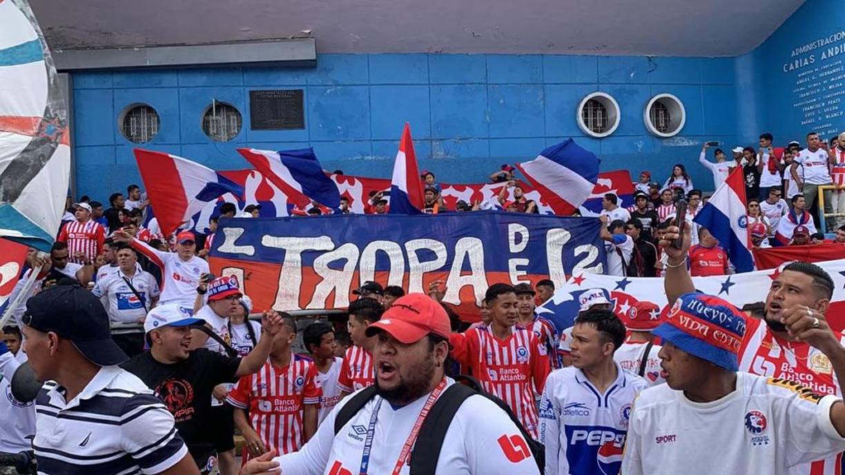 La Ultra Fiel montó la fiesta a la llegada del Olilmpia al estadio Nacional Chelato Uclés.