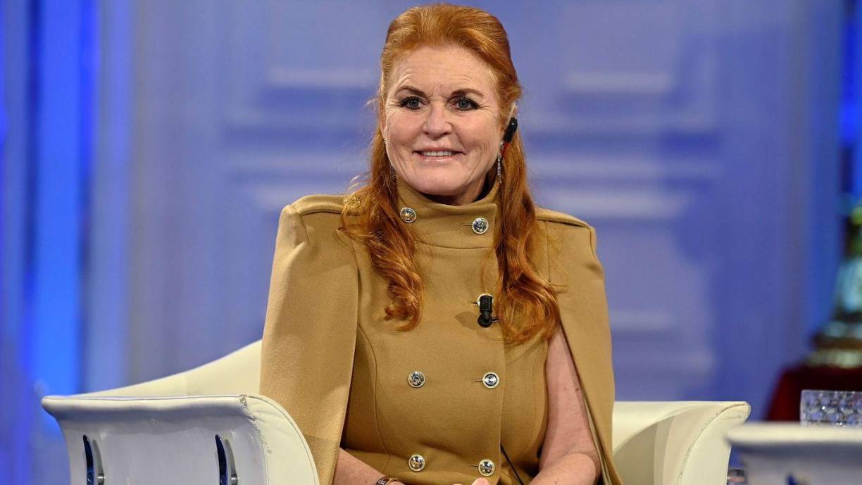 Tampoco fueron invitados los cónyuges de los parlamentarios británicos. Sarah Ferguson, exesposa del príncipe Andrés, hermano del rey, con el que sigue viviendo en la finca de la familia real en Windsor y que ha avergonzado en repetidas ocasiones a la monarquía, tampoco recibió invitación. Lady Pamela Mountbatten, hija del tío abuelo y mentor de Carlos III, el conde Mountbatten de Birmania, que fue dama de honor en la boda de Isabel II con Felipe en 1947, tampoco asistirá.