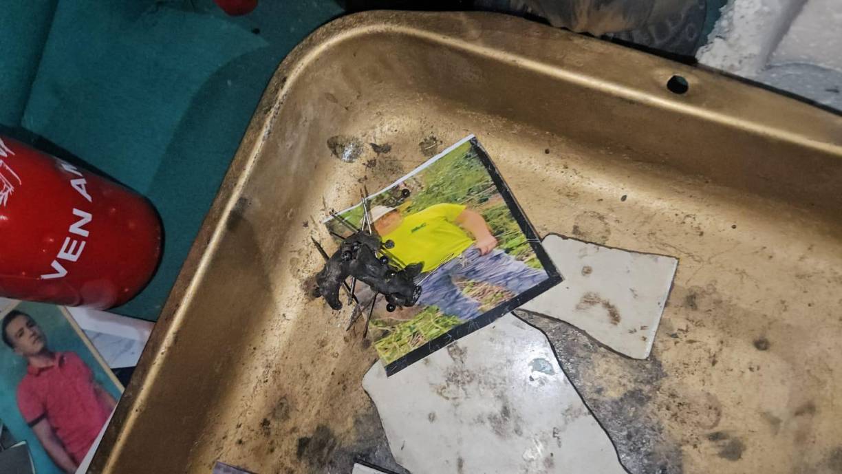 Las fotografías en los altares supuestamente son de miembros del grupo criminal.