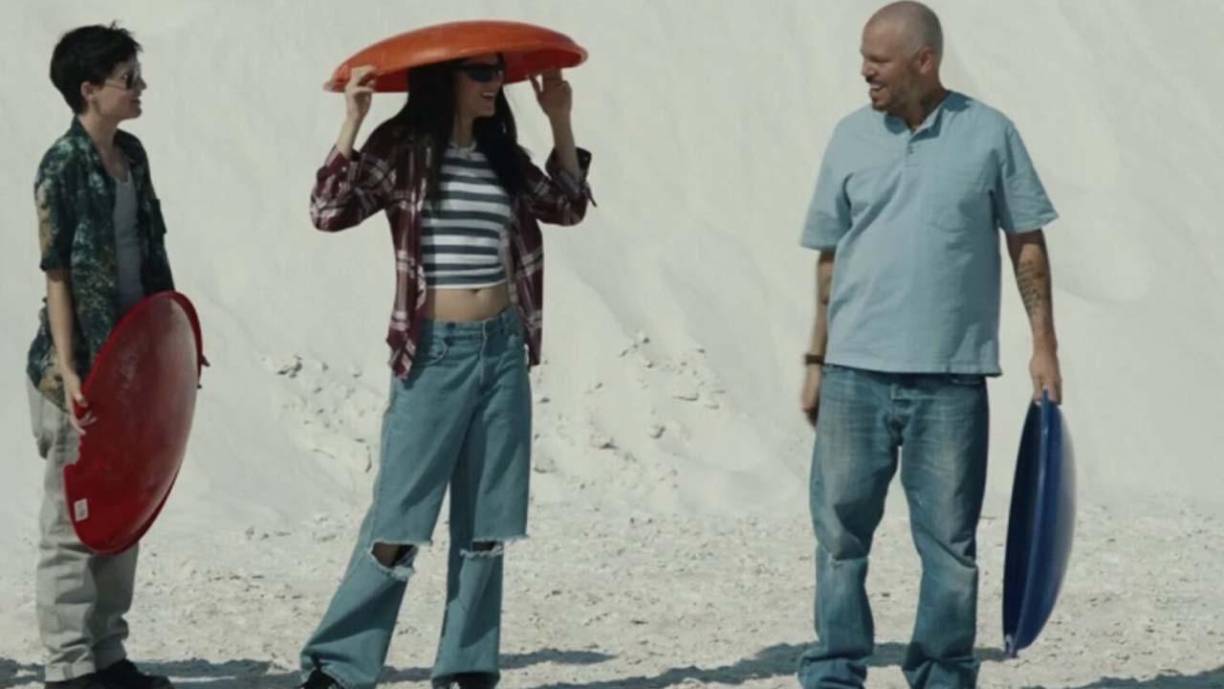 El también rapero y cantante boricua comparte créditos con la actriz Sasha Calle, conocida por su papel de Kara Zor-El ‘Supergirl’ en la cinta de DC ‘The Flash’.